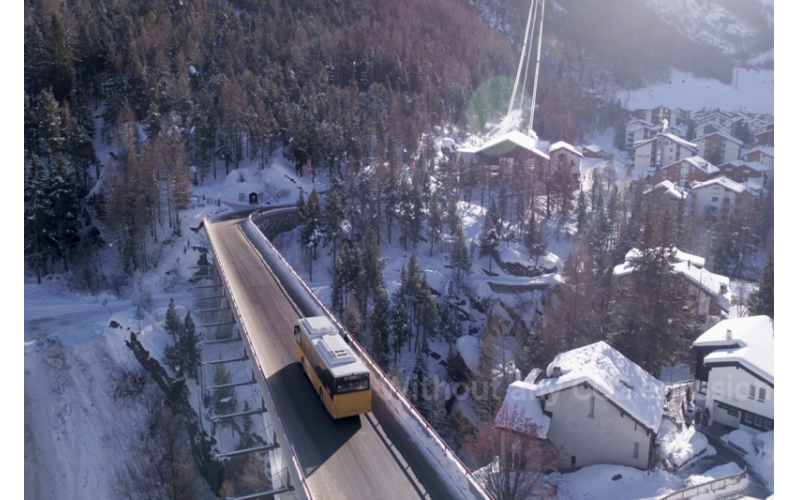 載有銀河電池的新能源電車暢行在阿爾卑斯山腳